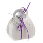 Білі бонбоньєрки у вигляді мініатюрної сумочки.